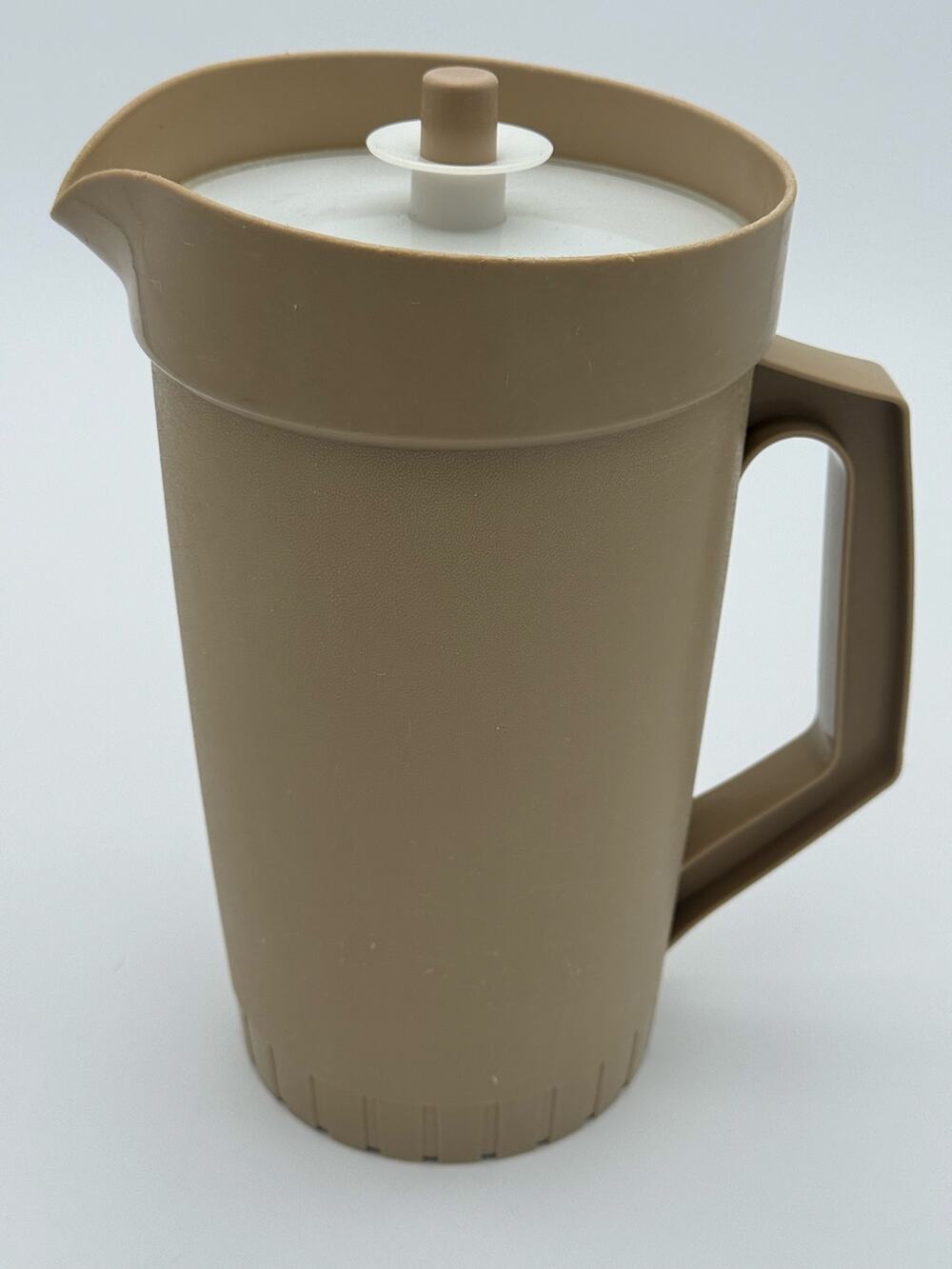 Vintage Tupperware 800-7 Almond Tan 2 Quart Pitcher Push Button Seal Lid Retro